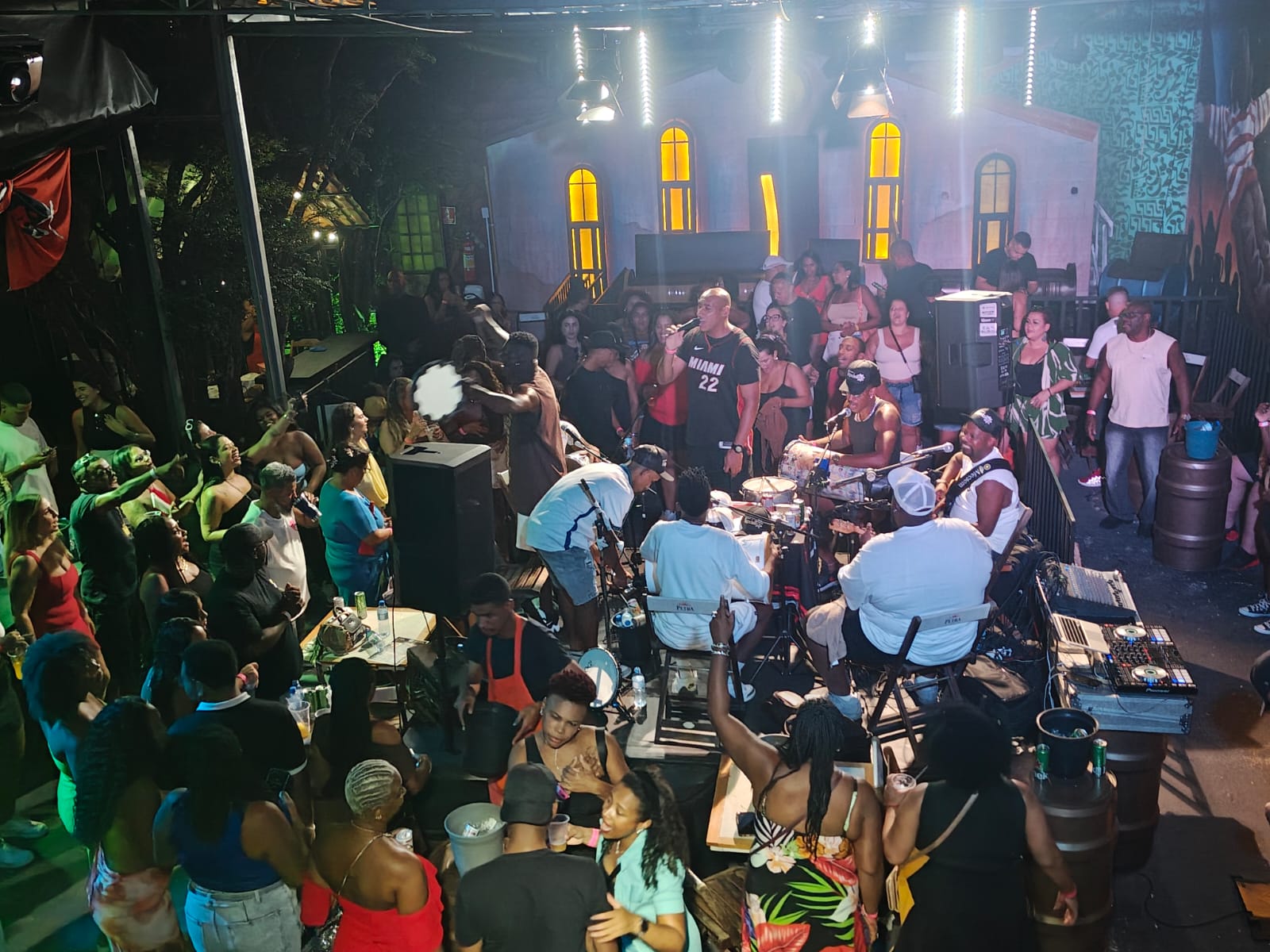 Roda de samba lotada no palco principal da Villa do Som